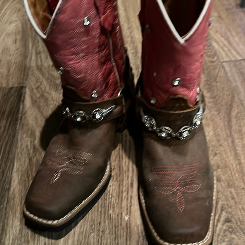 Genuine leather western boots for girls. Size 12 in girls. So 20$ each pair